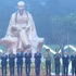 越共中央总书记、国家主席苏林和各位代表出席“胡志明主席与祖国山河盛会”塑像落成仪式。