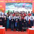 越共中央书记处常务书记陈锦秀和各位代表与北宁省民族寄宿制高中学生们合影。