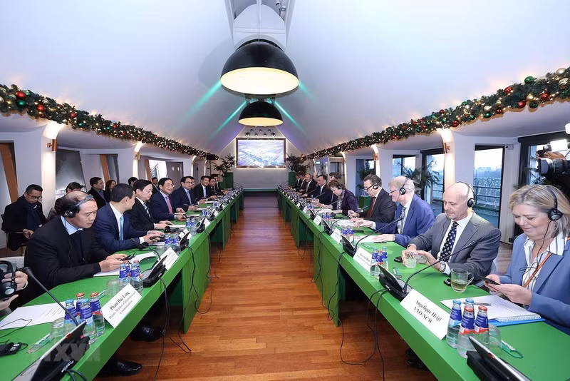 越南政府总理范明正与荷兰部分领先企业代表举行对话会。（图片来源：越通社）