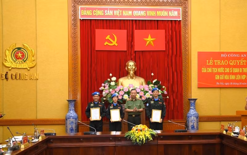 苏林大将受国家主席委托向3名军官授予执行联合国维和任务的决定书。
