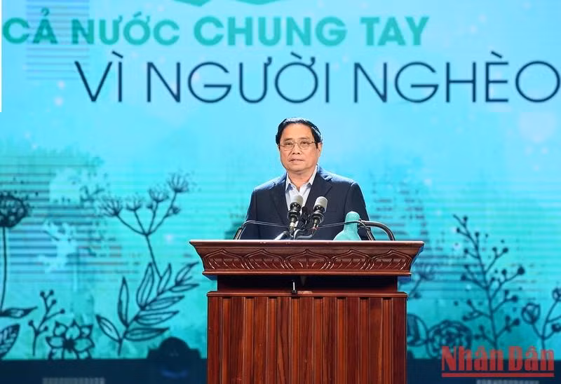 范明正总理发表讲话，鼓励所有人帮扶贫困者。