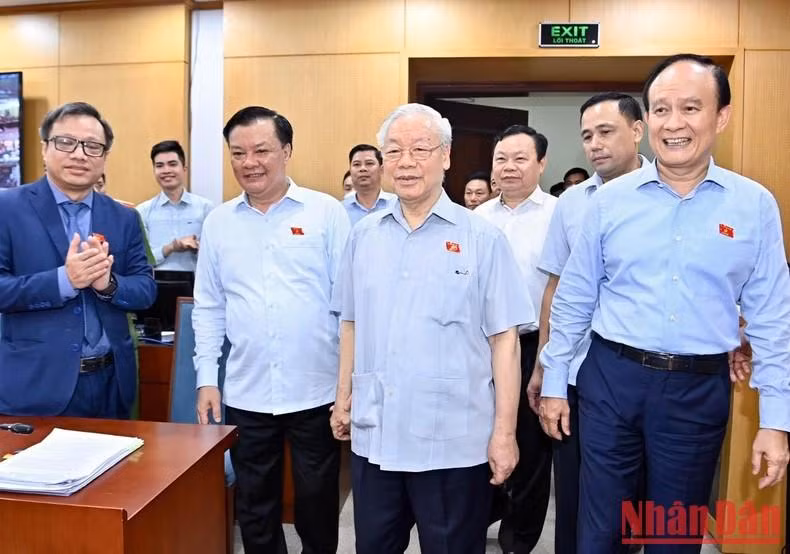 阮富仲总书记和与会代表。