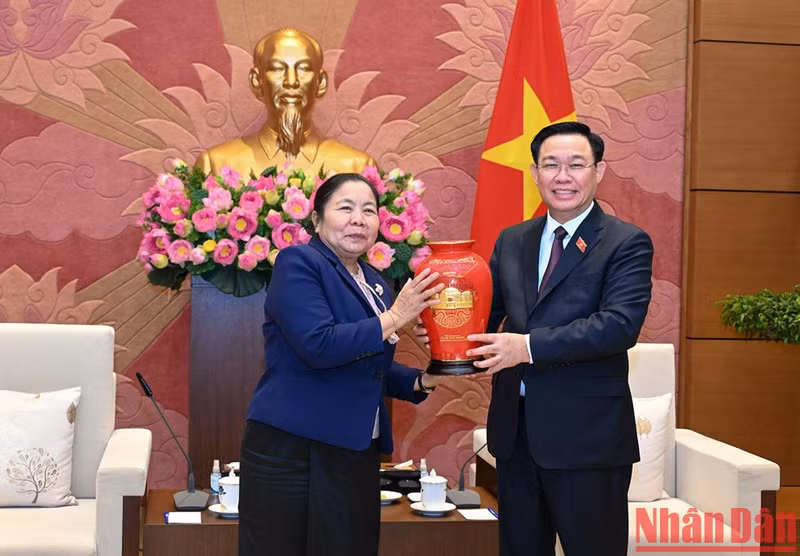 国会主席王廷惠向西赛•乐迪蒙同志赠送纪念品。