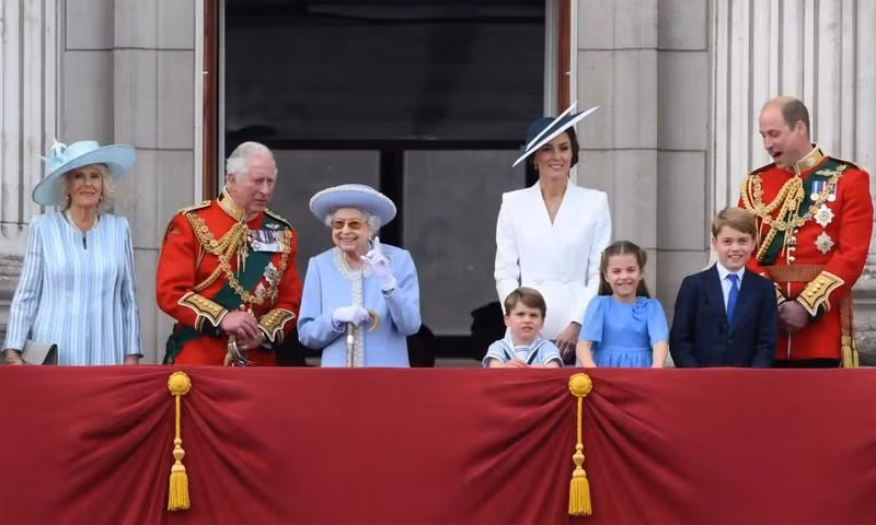 2022年6月2日，在白金汉宫的阳台上，女王和英国王室成员在她登基70周年庆典上观看了一场空中表演。（图片来源：Getty Images）