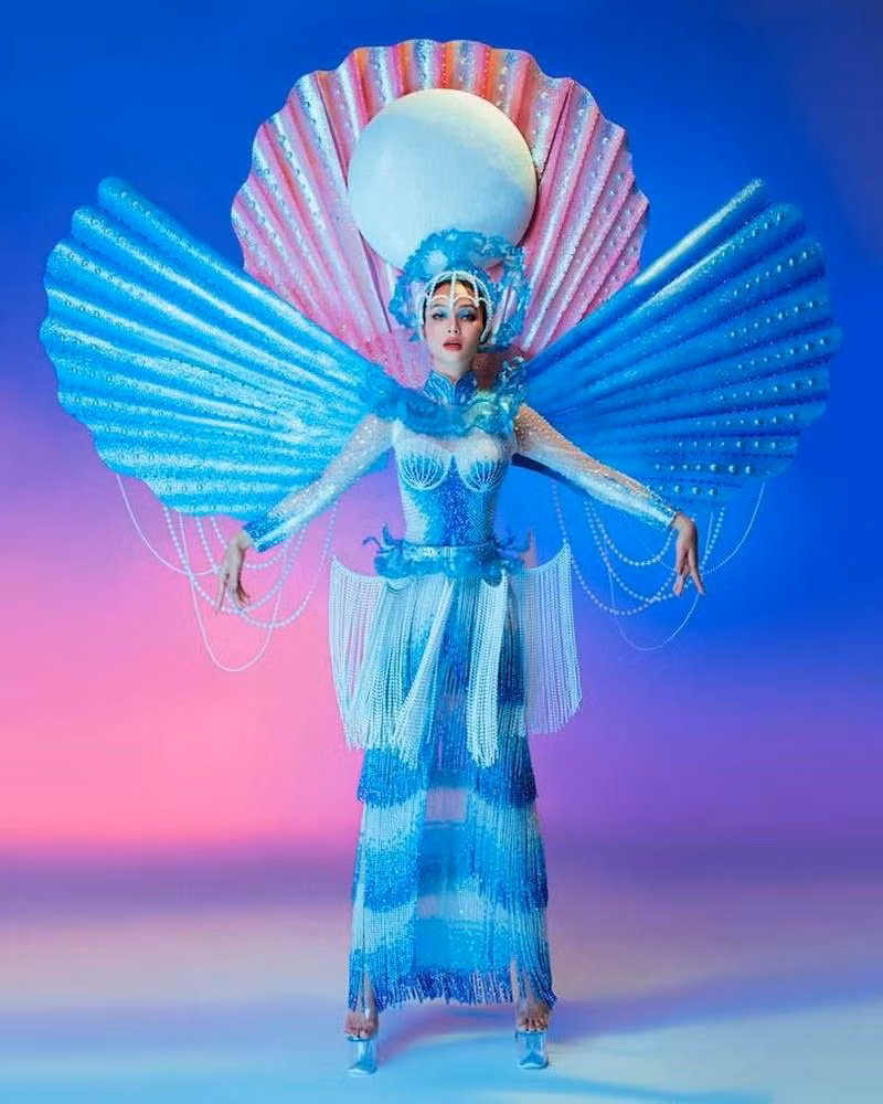 林秋红还凭着由设计师科鲁设计的“水蚌——越南”礼服获得“最佳民族服装”奖。