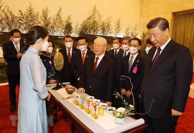 越共中央总书记阮富仲和中共中央总书记、中国国家主席习近平听取茶道文化的介绍。（图片来源：越通社）