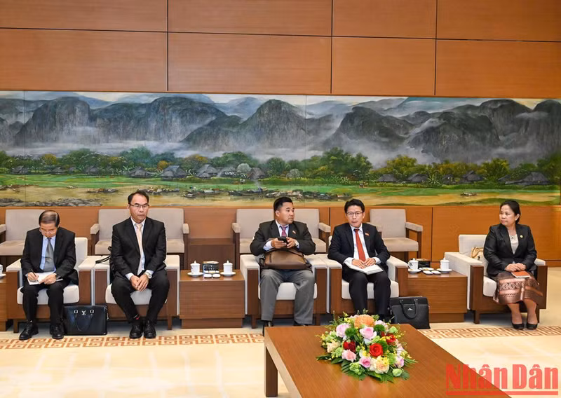 出席会见的老挝人民革命党中央组织部代表团。