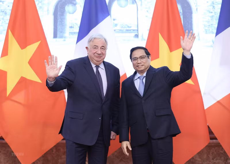 越南政府总理范明正和法国参议院议长热拉尔·拉尔歇。（图片来源：越通社）