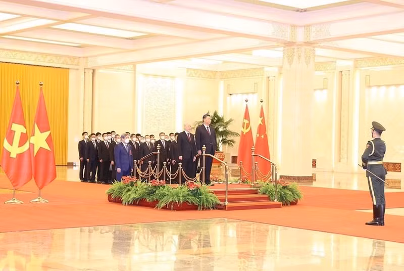 阮富仲总书记同中共中央总书记、中国国家主席习近平检阅仪仗队。（图片来源：越通社）