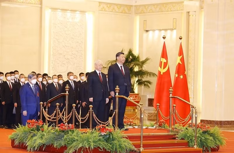 阮富仲总书记同中共中央总书记、中国国家主席习近平登上检阅台，军乐团奏响两国国歌。（图片来源：越通社）