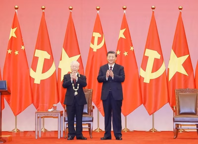 中共中央总书记、中国国家主席习近平向越共中央总书记阮富仲授予中华人民共和国“友谊勋章”。(图片来源:越通社) 中共中央总书记、中国国家主席习近平向越共中央总书记阮富仲授予中华人民共和国“友谊勋章”。(图片来源:越通社)