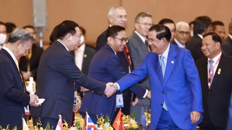 国会主席王廷惠和柬埔寨首相洪森在AIPA-43开幕式上握手。（图片来源：越通社）