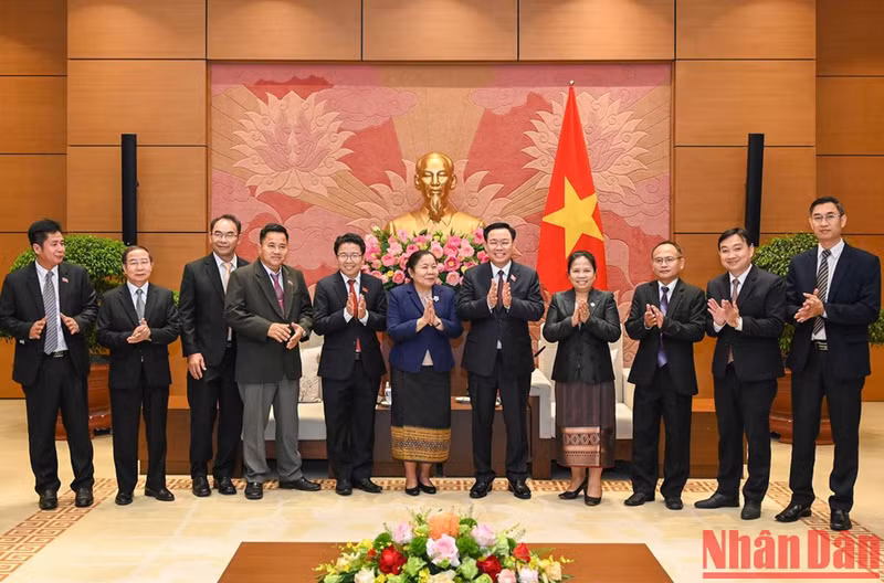 国会主席王廷惠与西赛•乐迪蒙同志和老挝人民革命党中央组织部代表团。