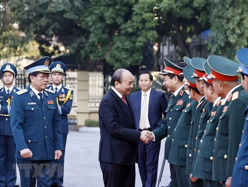 越南国家主席阮春福走访防空空军军种。（图片来源：越通社）