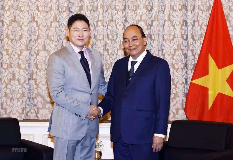 阮春福主席会见晓星集团董事长赵显俊。（图片来源：越通社）