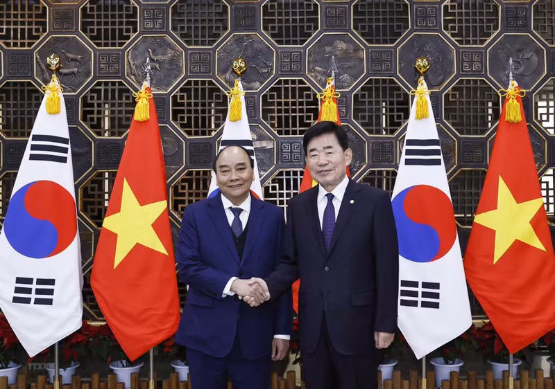 越南国家主席阮春福同韩国国会议长金振杓合影。（图片来源：越通社） 