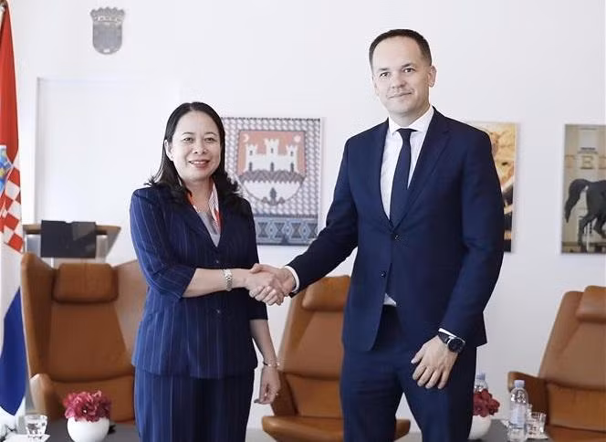 越南国家副主席武氏映春与克罗地亚外交部负责外贸与发展合作事务国务秘书兹登科。（图片来源：越通社）