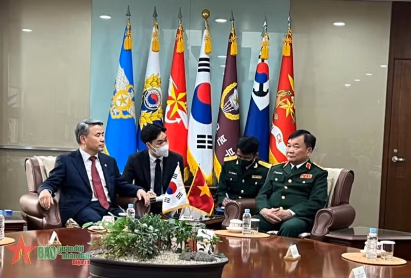 韩国国防部长官李钟燮会见黄春战上将。（图片来源：人民军队报）