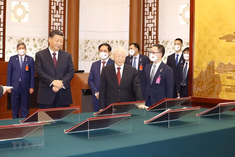 越共中央总书记阮富仲与中共中央总书记、中国国家主席习近平见证两国有关部门和地方签署13项合作文件。（图片来源：越通社）