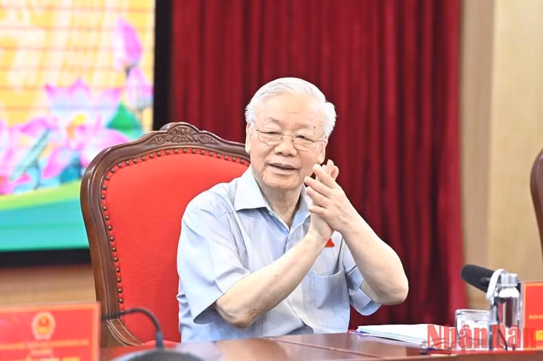 越共中央总书记阮富仲出席河内市一号选举单位会见选民活动。