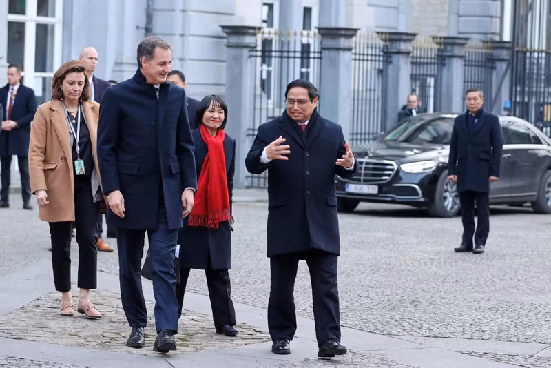 比利时首相亚历山大·德克罗在车门迎接越南总理范明正和政府高级代表团。（图片来源：VGP）