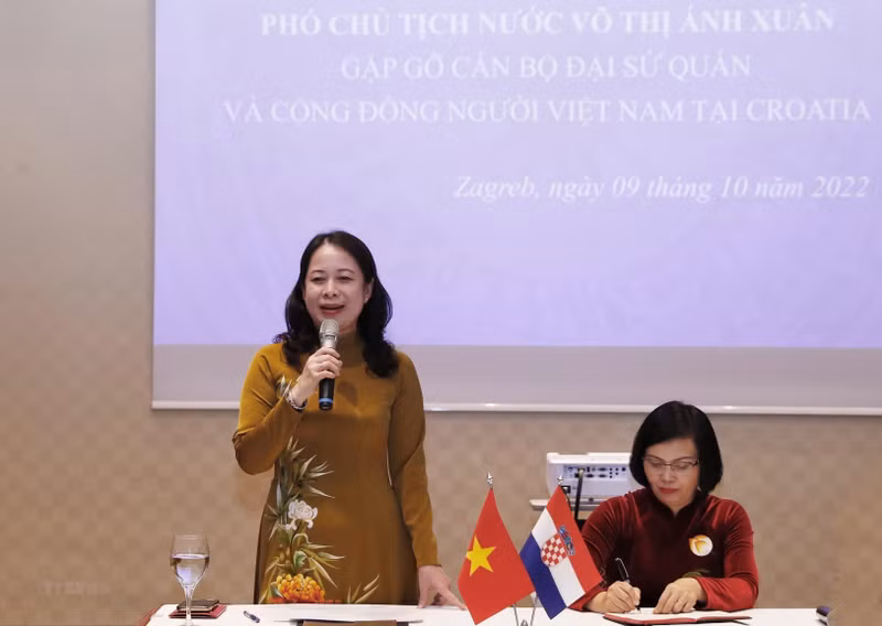 武氏映春副主席会见越南驻克罗地亚大使馆工作人员。（图片来源：越通社）