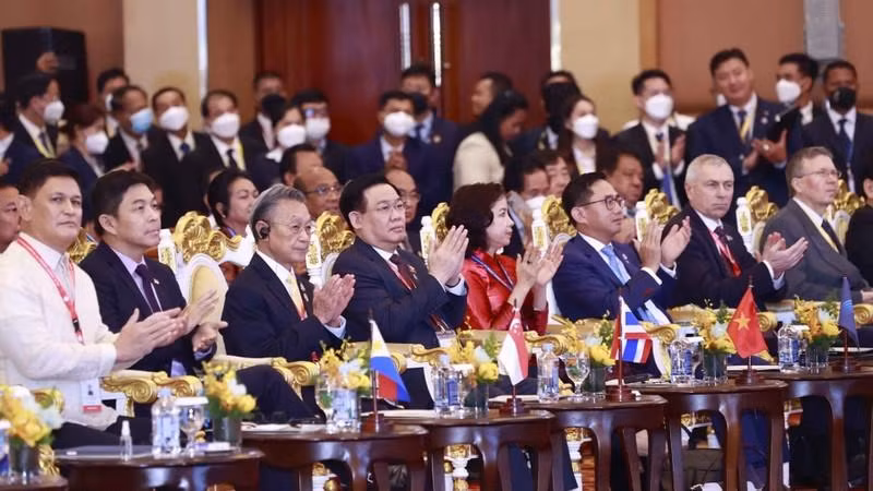 越南国会主席王廷惠11月21日上午在柬埔寨首都金边出席了第43届东盟议会联盟大会开幕式。（图片来源：越通社）