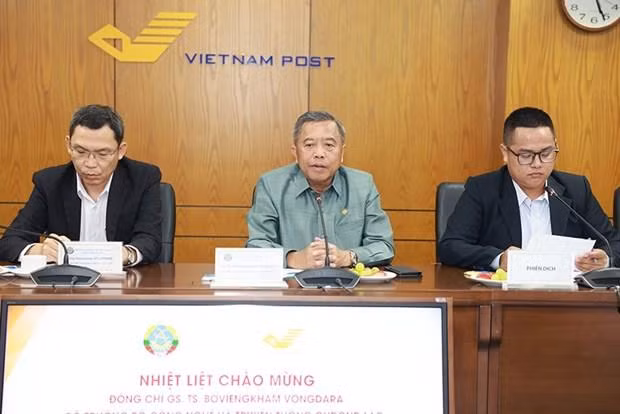 老挝科技部部长波万坎发表讲话。