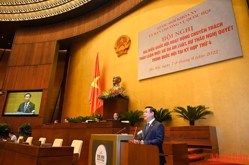 国会主席王廷惠致开幕词。