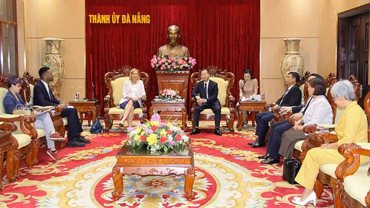 岘港市市委书记阮文广会见美国驻胡志明市总领事苏珊·伯恩斯。（图片来源：越通社）