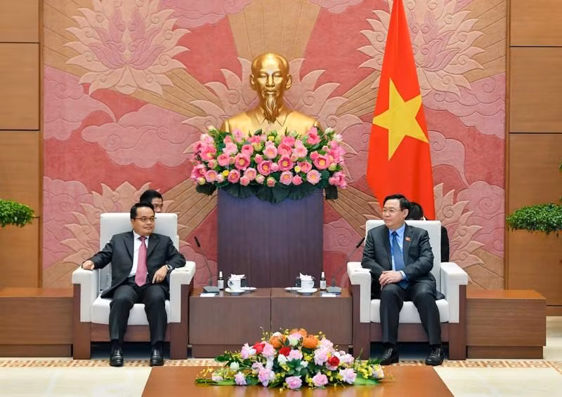 越南国会主席王廷惠会见老挝国家审计署审计长Viengthavisone Thephachanh。