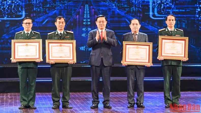 国会主席王廷惠向获得一等奖的个人颁发政府总理的奖状。 国会主席王廷惠向获得一等奖的个人颁发政府总理的奖状。
