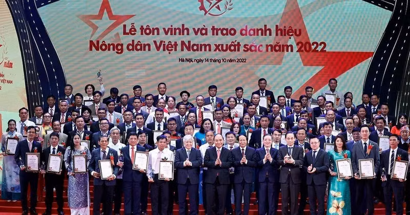 国家主席阮春福出席2022年越南100名优秀农民表彰大会。