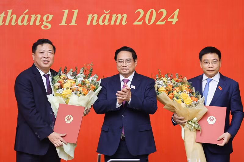 范明正总理向财政部长和交通运输部长授予任命书。（图片来源：VGP）