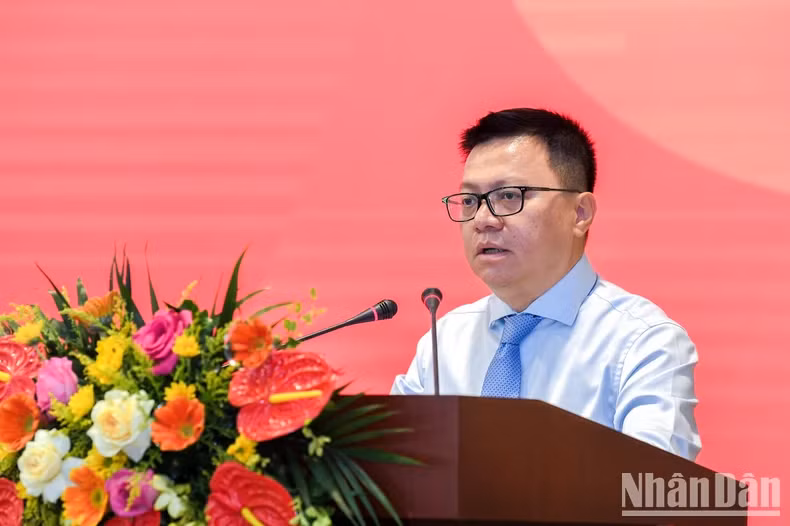 越共中央委员、《人民报》社总编辑、中央宣教部副部长、越南新闻工作者协会主席黎国明发表讲话。