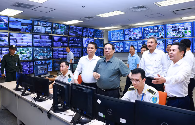 范明正总理参观内排国际机场运行控制中心。