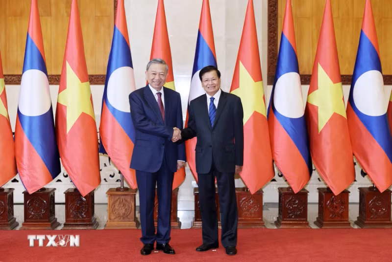 越南国家主席苏林与老挝人民革命党中央总书记、老挝国家主席通伦·西苏里。（图片来源：越通社）