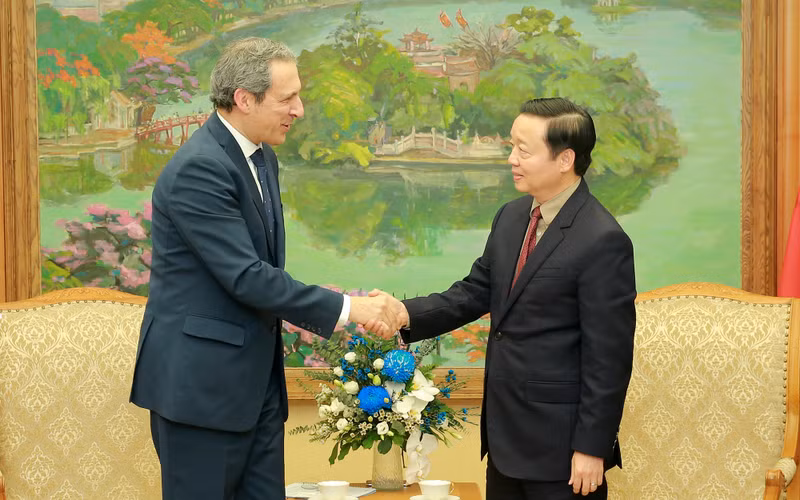 越南政府副总理陈红河和空客直升机公司执行副总裁奥利维尔·米卡隆。（图片来源：VGP）