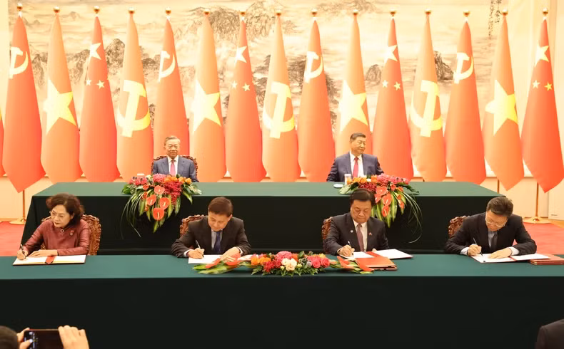 越共中央总书记、国家主席苏林和中共中央总书记、国家主席习近平出席两国合作文件签字仪式。（图片来源：越通社）