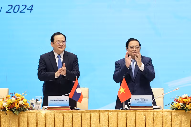 越老两国政府总理共同主持越老投资合作会议。（图片来源：VGP）