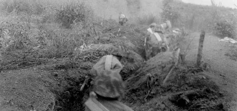 炮兵停止射击后，1954年3月13日——奠边府战役揭幕战，我军突击战士利用地形优势正在靠近敌军在欣蓝丘上的位置，并摧毁敌军在这里的阵地。（图片来源：越通社）