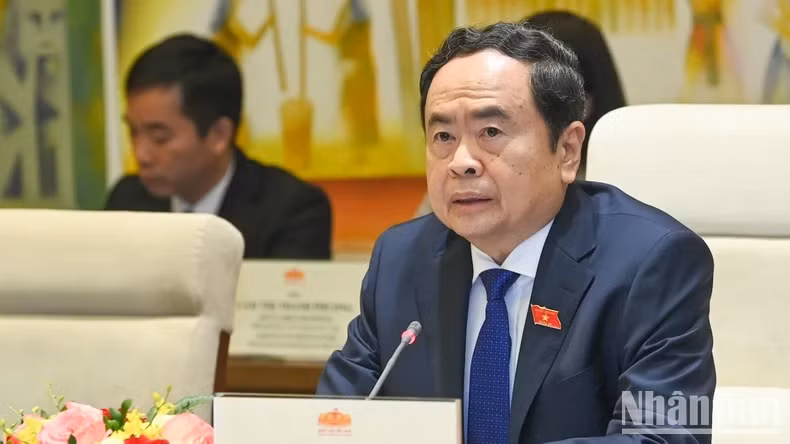 越南国会主席陈青敏发表讲话。