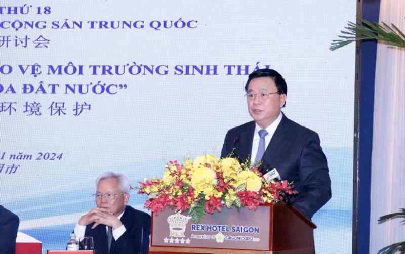 越共中央政治局委员、中央理论委员会主席、胡志明国家政治学院院长阮春胜发表讲话。（图片来源：越通社）