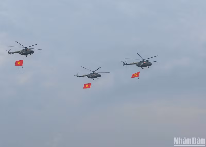 11架悬挂党旗与国旗的直升机在辽阔的奠边府上空翱翔，壮观非凡。