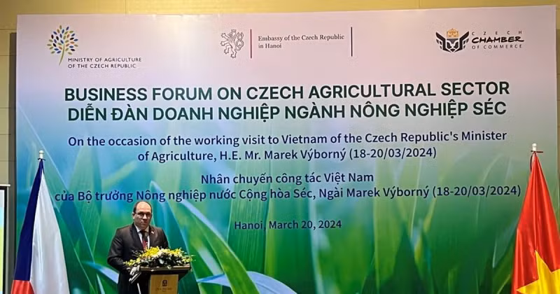 捷克农业部长马雷克·维博尼在论坛上发表讲话。（图片来源：越通社）