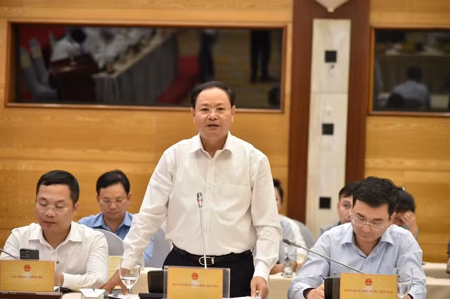 自然资源与环境部副部长黎明银回答记者提问。（图片来源：越通社）