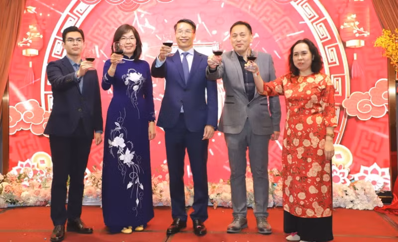 越南驻中国香港与澳门总领事馆举行喜迎2024甲辰龙年新春越南人社群见面会。（图片来源：越通社）