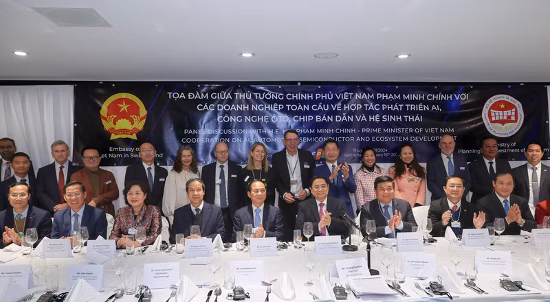 越南政府总理范明正出席人工智能、汽车、半导体芯片产业及生态系统发展合作座谈会。（图片来源：VGP）