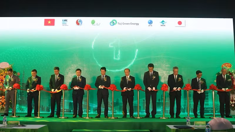 北宁省高科技垃圾焚烧发电厂落成。