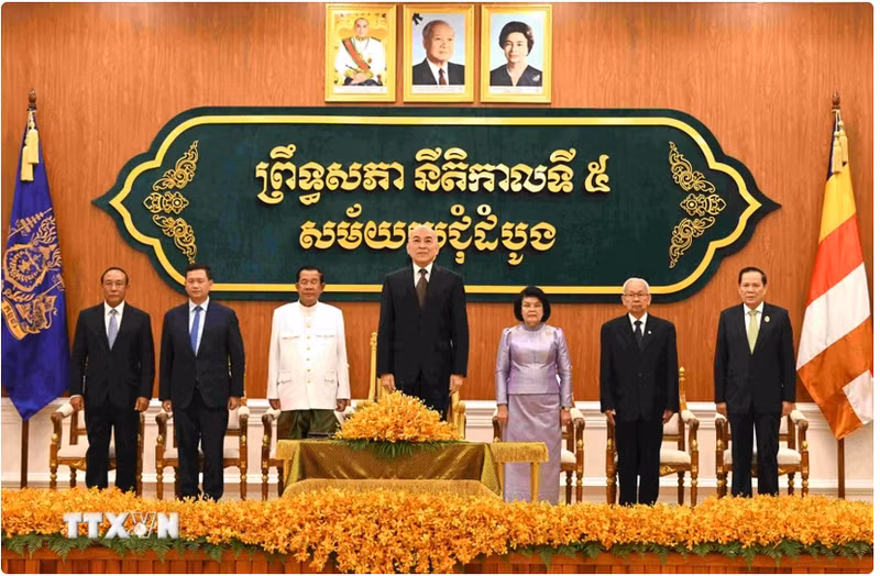 柬埔寨国王诺罗敦·西哈莫尼（中）主持柬埔寨第五届参议院第一次会议开幕式。（图片来源：越通社）